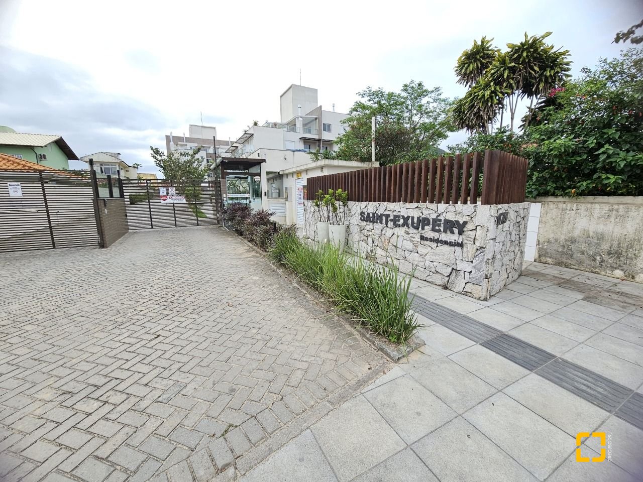 Apartamento com 82m², 4 quartos (sendo 1 suíte), 2 garagens, no bairro Campeche em Florianópolis