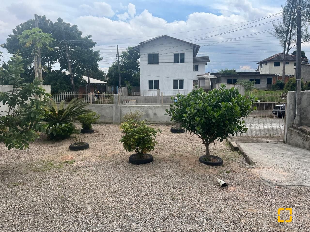 Casa com 64m², 2 quartos, 2 garagens, no bairro Forquilhas em São José