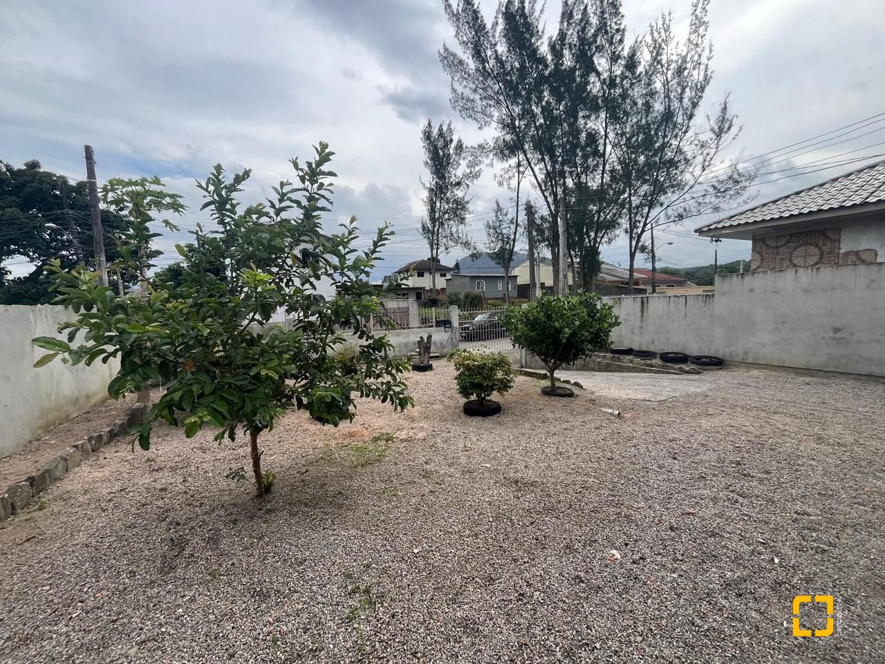 Casa com 64m², 2 quartos, 2 garagens, no bairro Forquilhas em São José