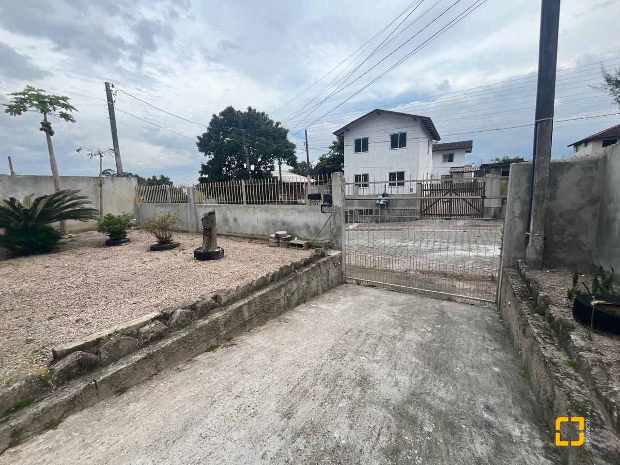 Casa com 64m², 2 quartos, 2 garagens, no bairro Forquilhas em São José