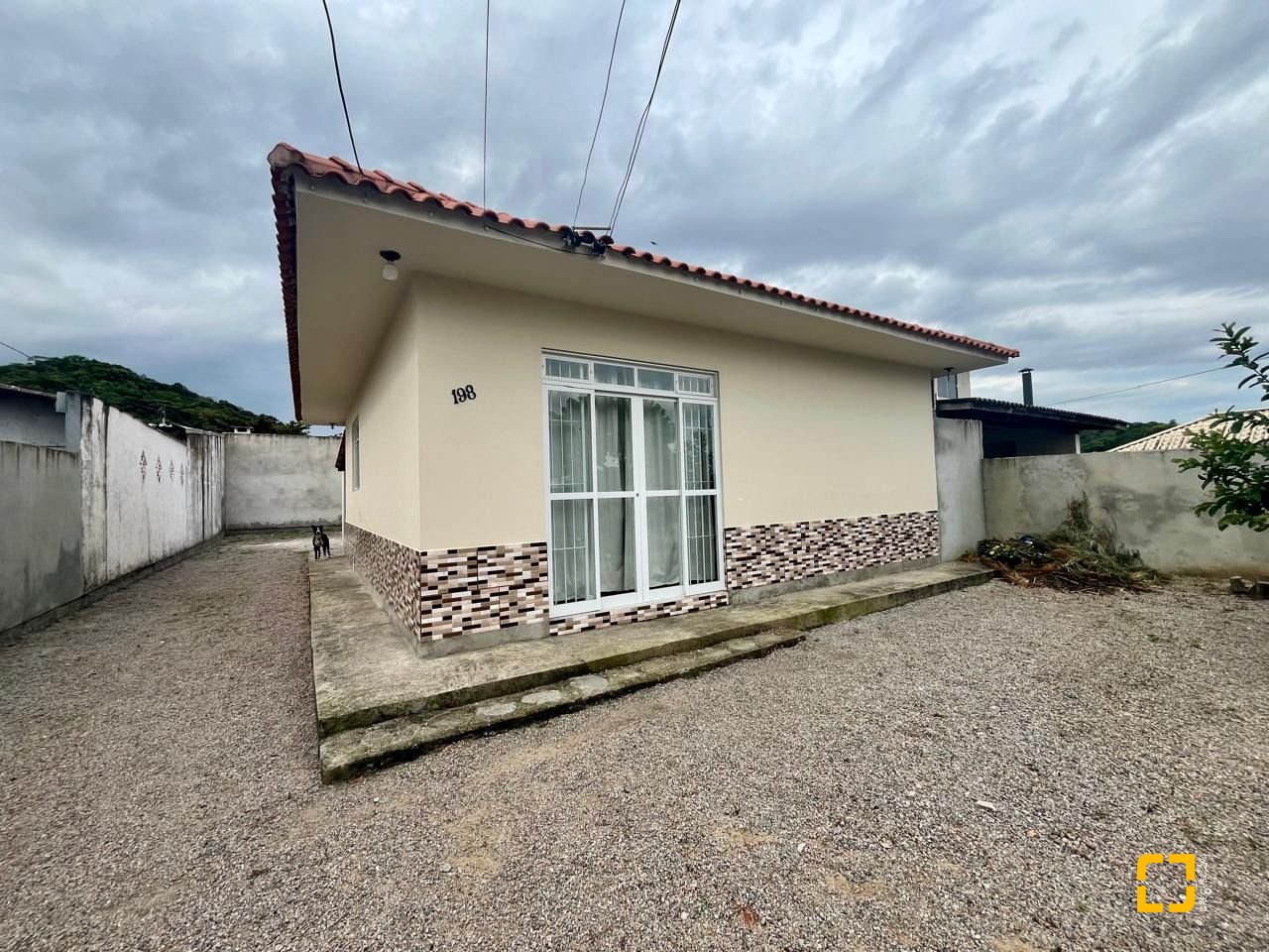 Casa com 64m², 2 quartos, 2 garagens, no bairro Forquilhas em São José
