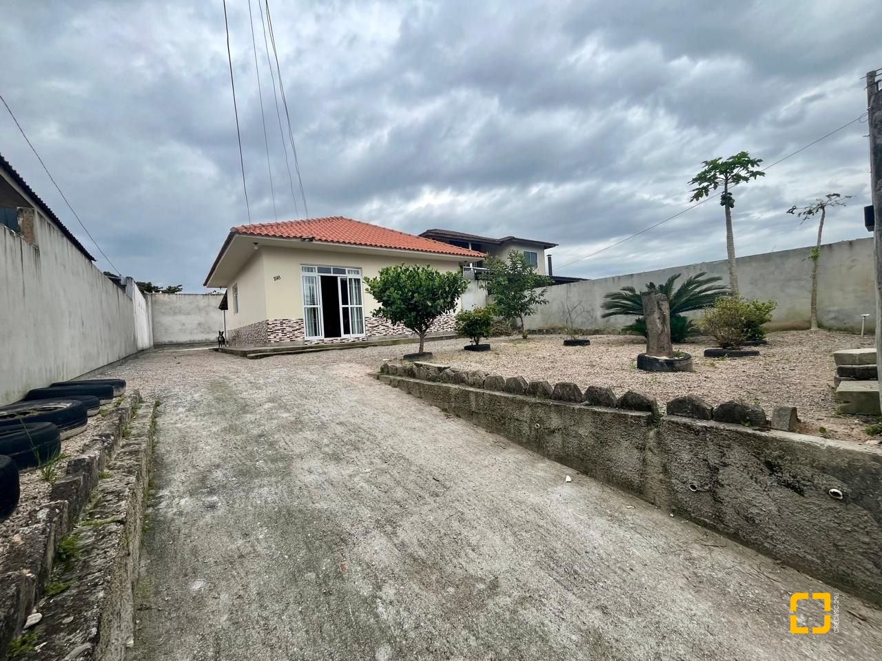 Casa com 64m², 2 quartos, 2 garagens, no bairro Forquilhas em São José