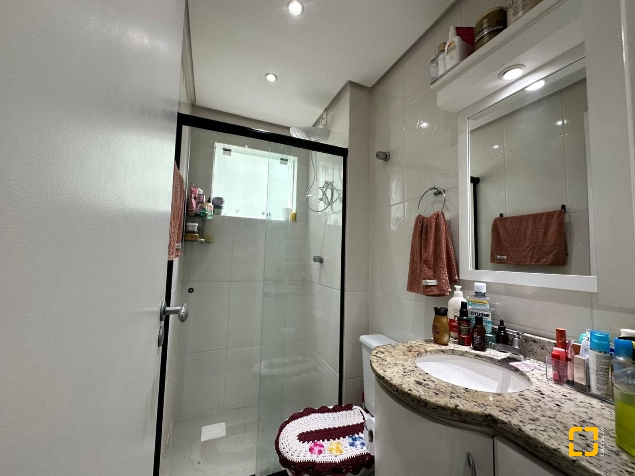 Apartamento com 63m², 2 quartos (sendo 1 suíte), 1 garagem, no bairro Pagani em Palhoça