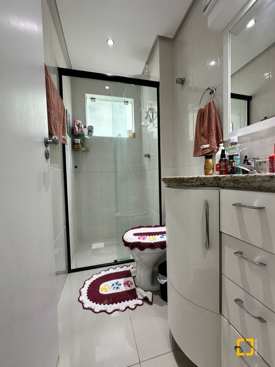 Apartamento com 63m², 2 quartos (sendo 1 suíte), 1 garagem, no bairro Pagani em Palhoça