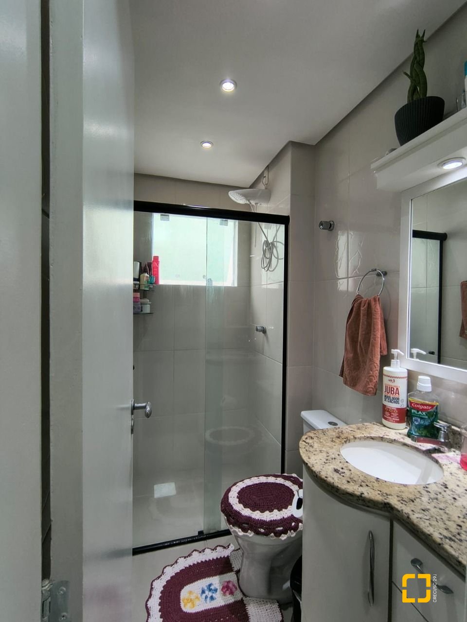 Apartamento com 63m², 2 quartos (sendo 1 suíte), 1 garagem, no bairro Pagani em Palhoça