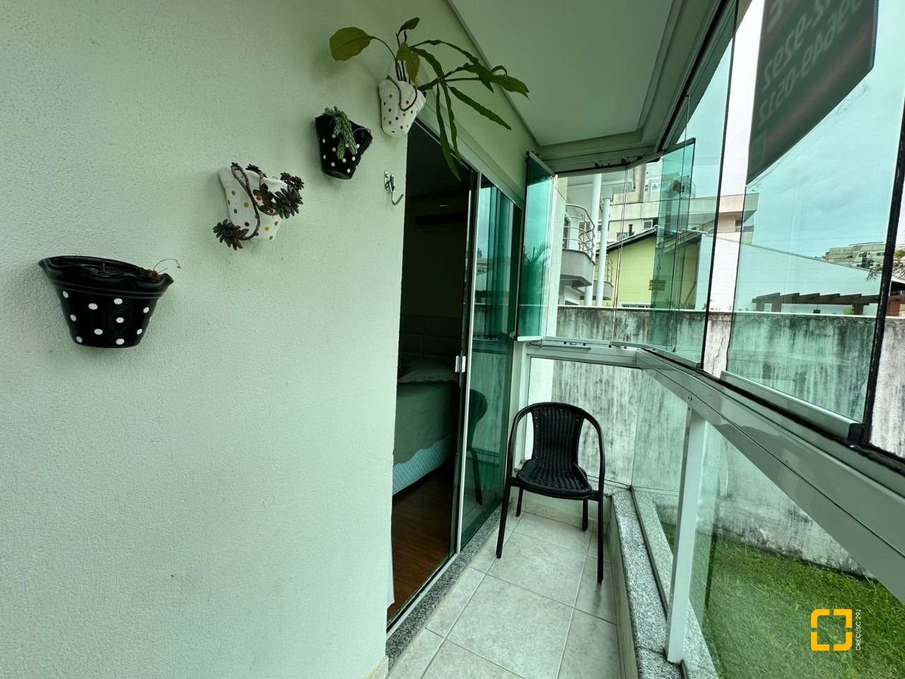 Apartamento com 63m², 2 quartos (sendo 1 suíte), 1 garagem, no bairro Pagani em Palhoça