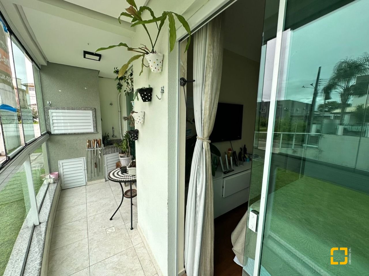 Apartamento com 63m², 2 quartos (sendo 1 suíte), 1 garagem, no bairro Pagani em Palhoça