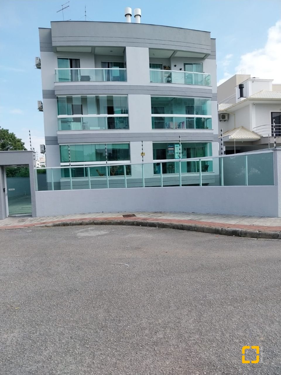 Apartamento com 63m², 2 quartos (sendo 1 suíte), 1 garagem, no bairro Pagani em Palhoça