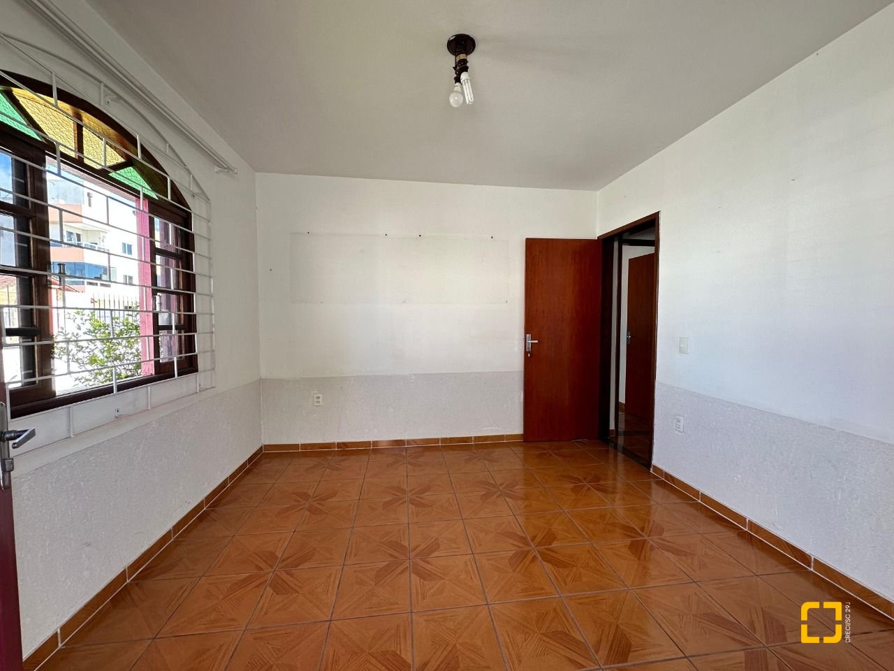 Casa com 131m², 4 quartos, 4 garagens, no bairro Aririu em Palhoça