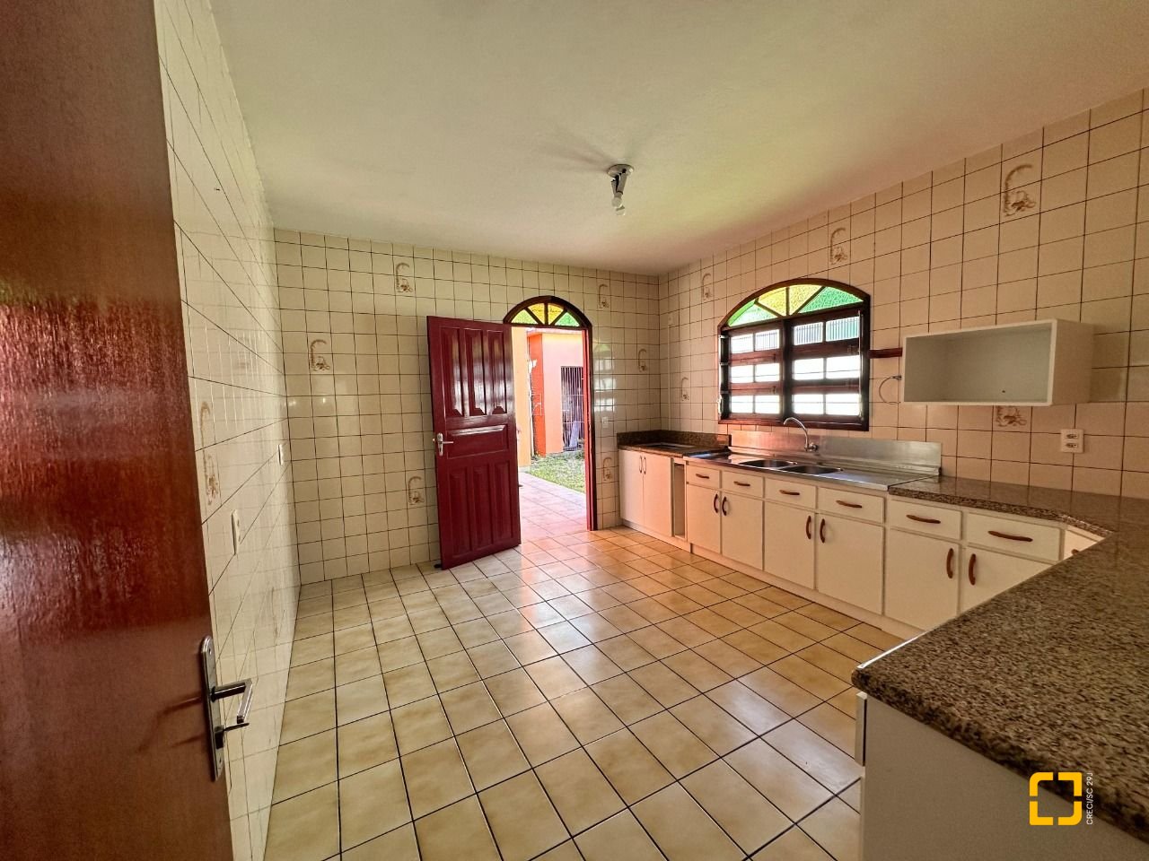 Casa com 131m², 4 quartos, 4 garagens, no bairro Aririu em Palhoça