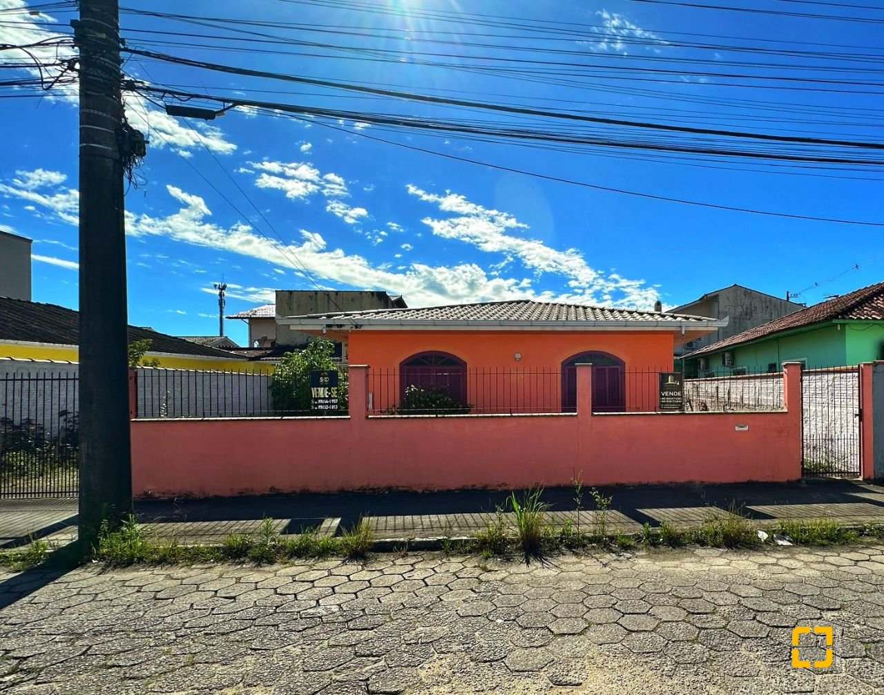 Casa com 131m², 4 quartos, 4 garagens, no bairro Aririu em Palhoça