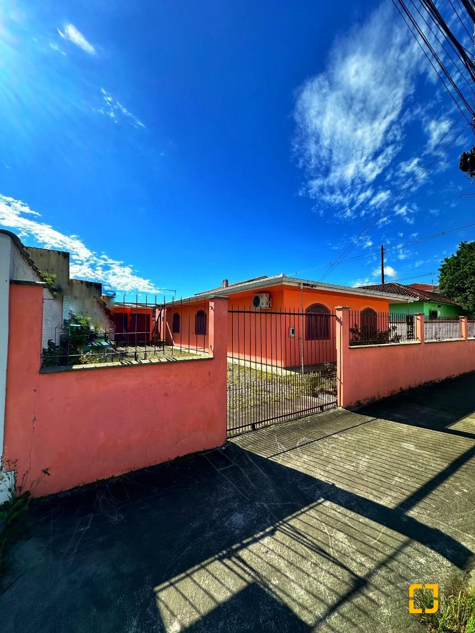 Casa com 131m², 4 quartos, 4 garagens, no bairro Aririu em Palhoça