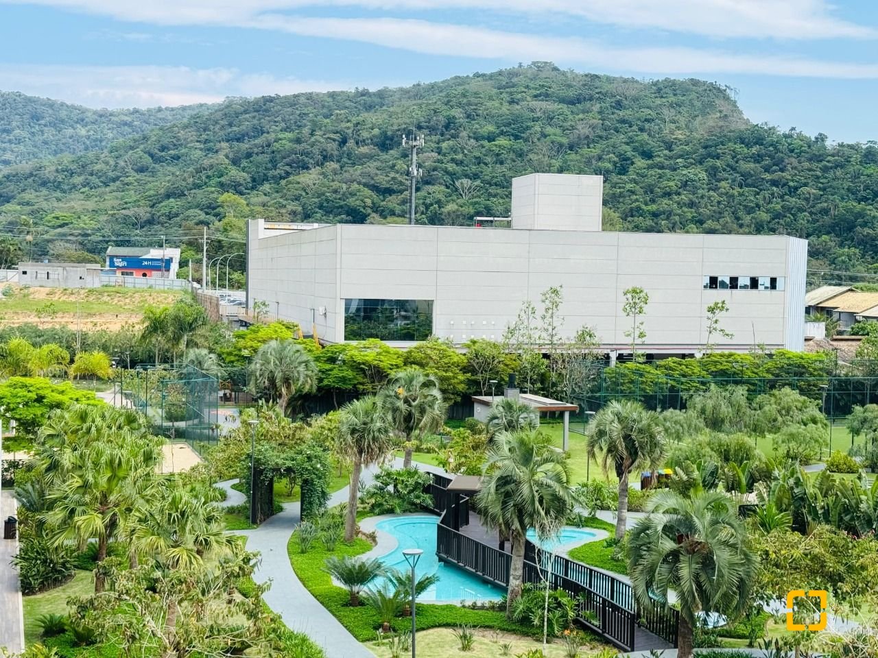 Cobertura com 294m², 6 quartos (sendo 3 suítes), 2 garagens, no bairro Campeche em Florianópolis