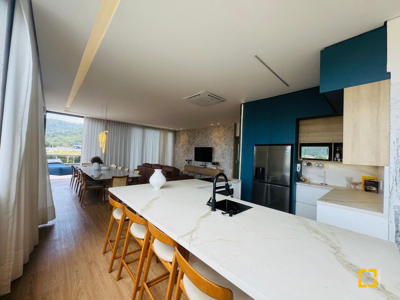 Cobertura com 294m², 6 quartos (sendo 3 suítes), 2 garagens, no bairro Campeche em Florianópolis
