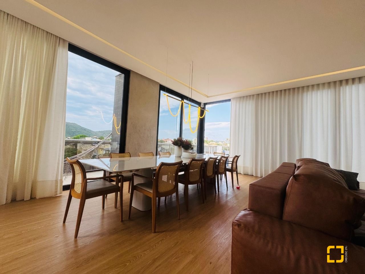 Cobertura com 294m², 6 quartos (sendo 3 suítes), 2 garagens, no bairro Campeche em Florianópolis