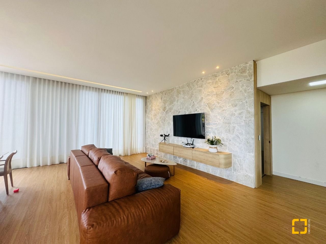 Cobertura com 294m², 6 quartos (sendo 3 suítes), 2 garagens, no bairro Campeche em Florianópolis