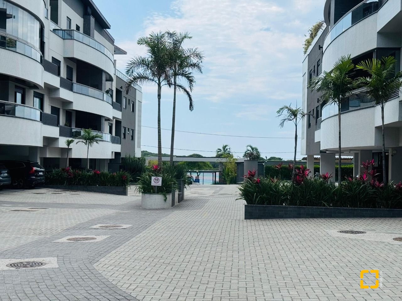 Cobertura com 294m², 6 quartos (sendo 3 suítes), 2 garagens, no bairro Campeche em Florianópolis