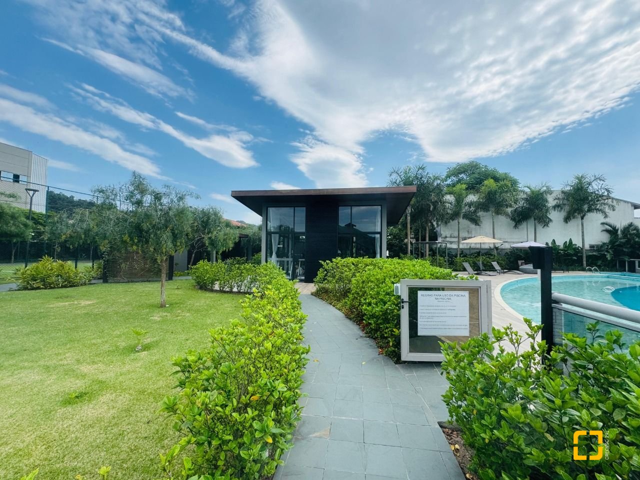 Cobertura com 294m², 6 quartos (sendo 3 suítes), 2 garagens, no bairro Campeche em Florianópolis