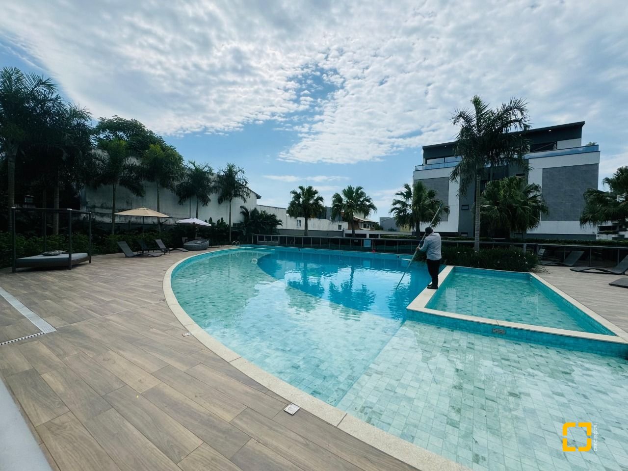 Cobertura com 294m², 6 quartos (sendo 3 suítes), 2 garagens, no bairro Campeche em Florianópolis