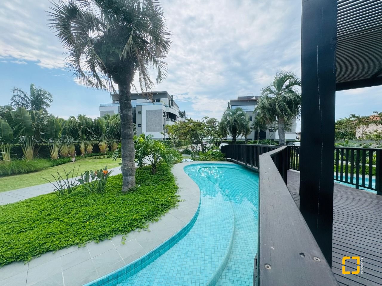 Cobertura com 294m², 6 quartos (sendo 3 suítes), 2 garagens, no bairro Campeche em Florianópolis