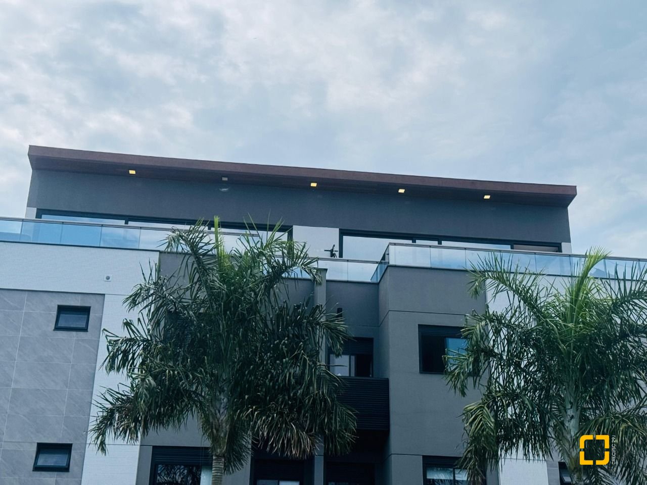 Cobertura com 294m², 6 quartos (sendo 3 suítes), 2 garagens, no bairro Campeche em Florianópolis