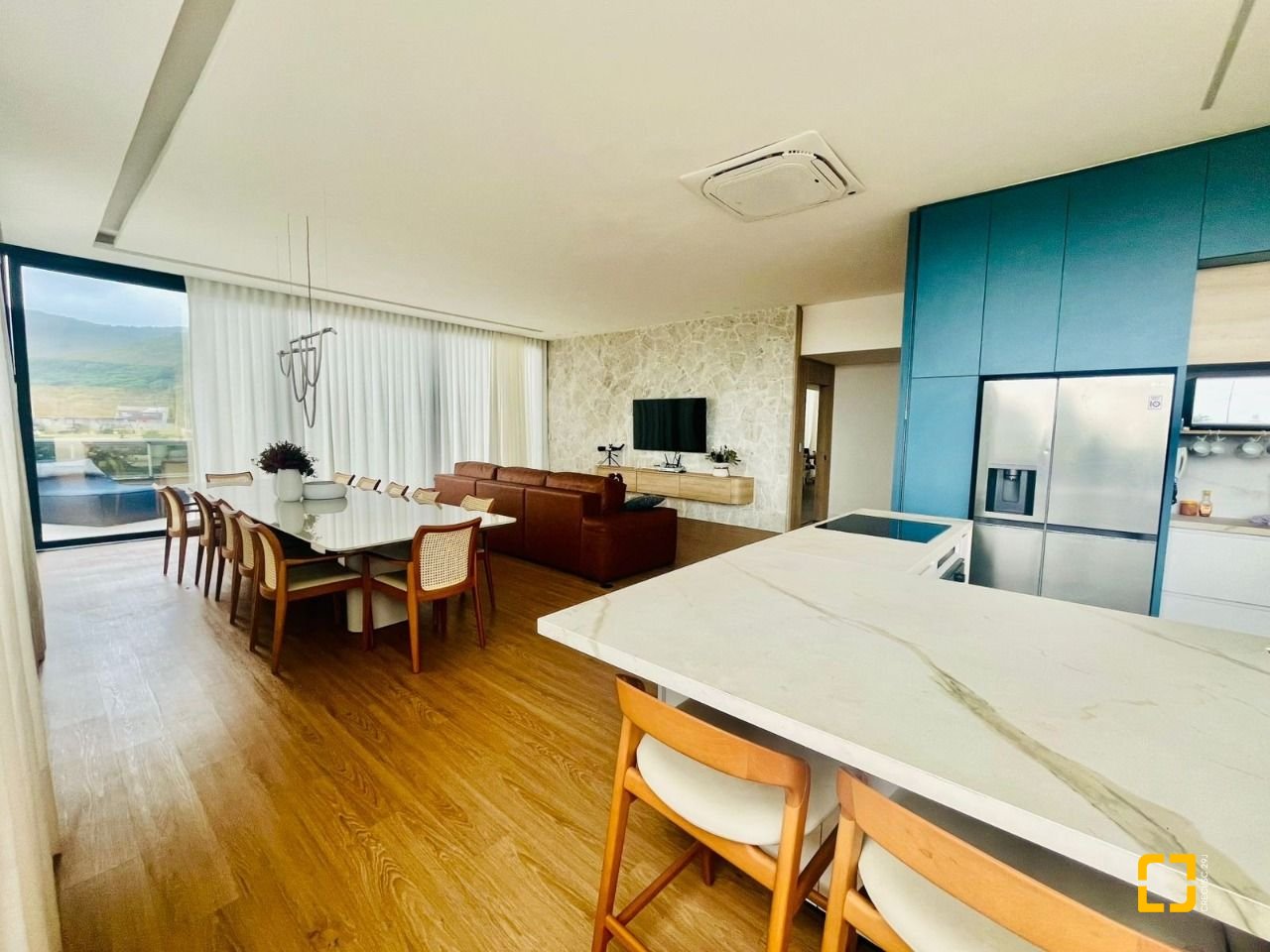 Cobertura com 294m², 6 quartos (sendo 3 suítes), 2 garagens, no bairro Campeche em Florianópolis