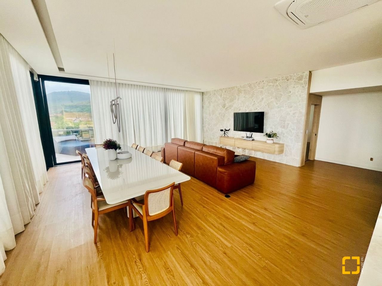 Cobertura com 294m², 6 quartos (sendo 3 suítes), 2 garagens, no bairro Campeche em Florianópolis