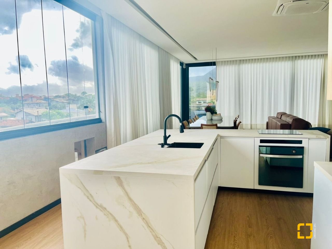 Cobertura com 294m², 6 quartos (sendo 3 suítes), 2 garagens, no bairro Campeche em Florianópolis