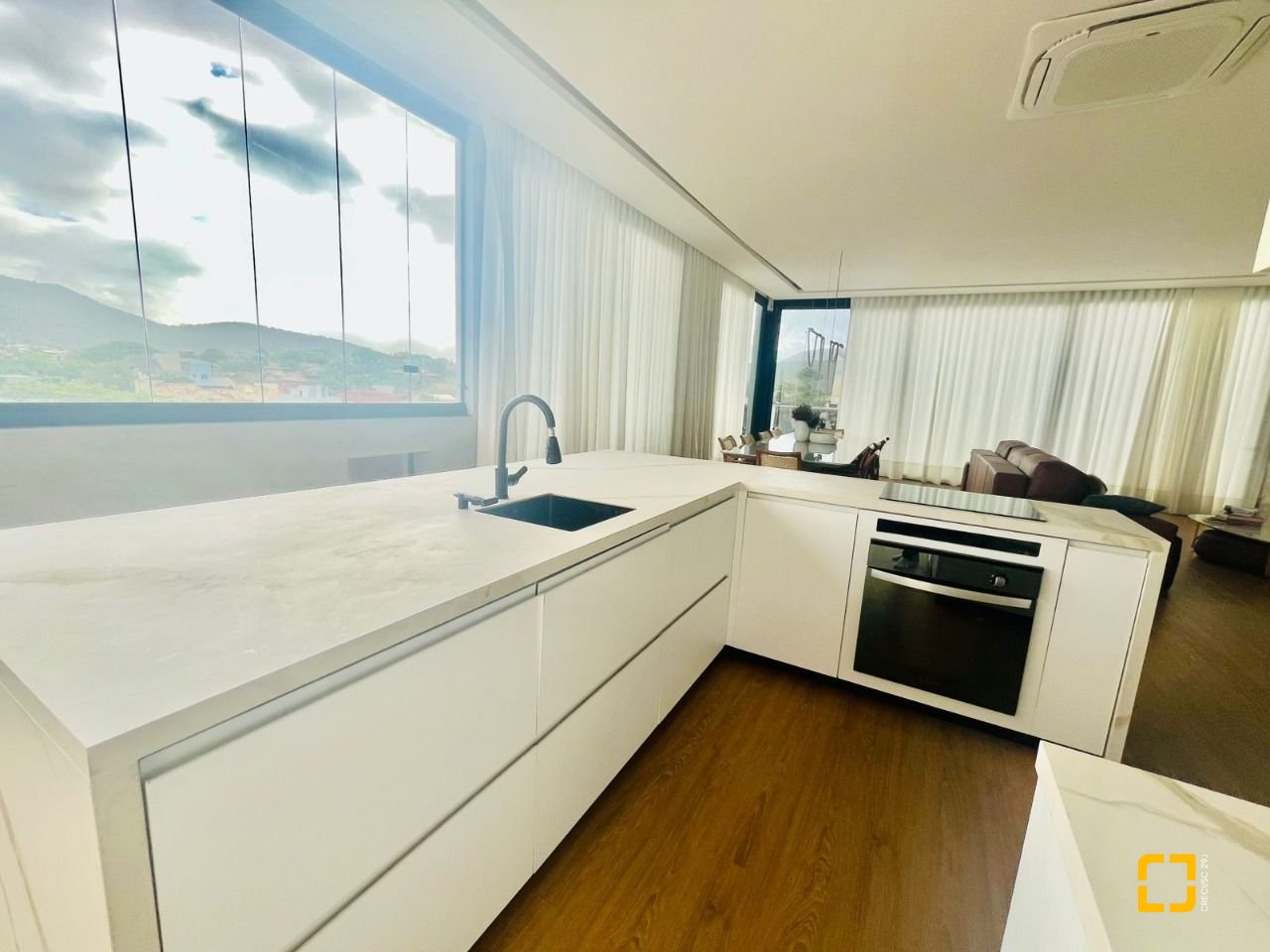 Cobertura com 294m², 6 quartos (sendo 3 suítes), 2 garagens, no bairro Campeche em Florianópolis