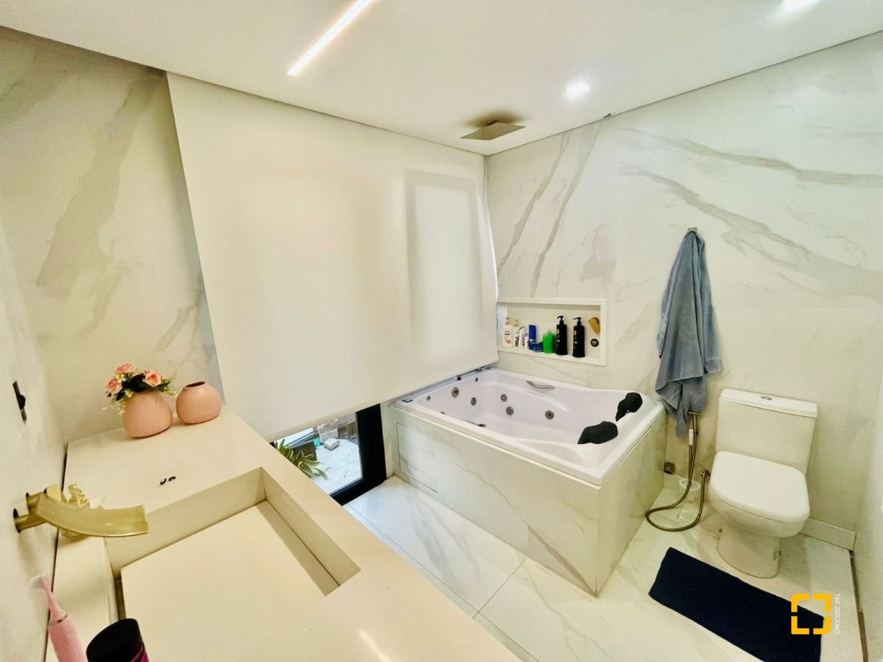 Cobertura com 294m², 6 quartos (sendo 3 suítes), 2 garagens, no bairro Campeche em Florianópolis
