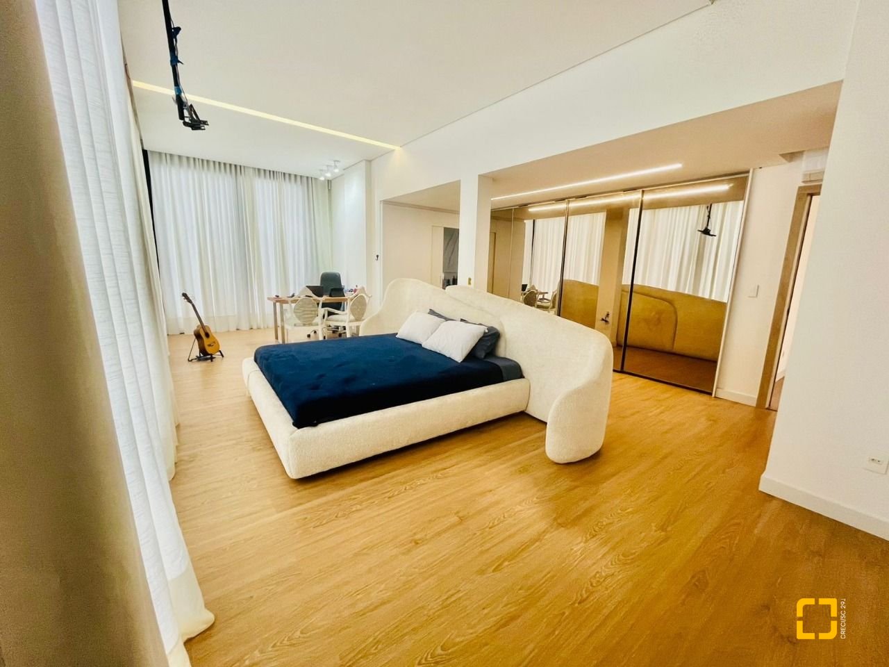 Cobertura com 294m², 6 quartos (sendo 3 suítes), 2 garagens, no bairro Campeche em Florianópolis