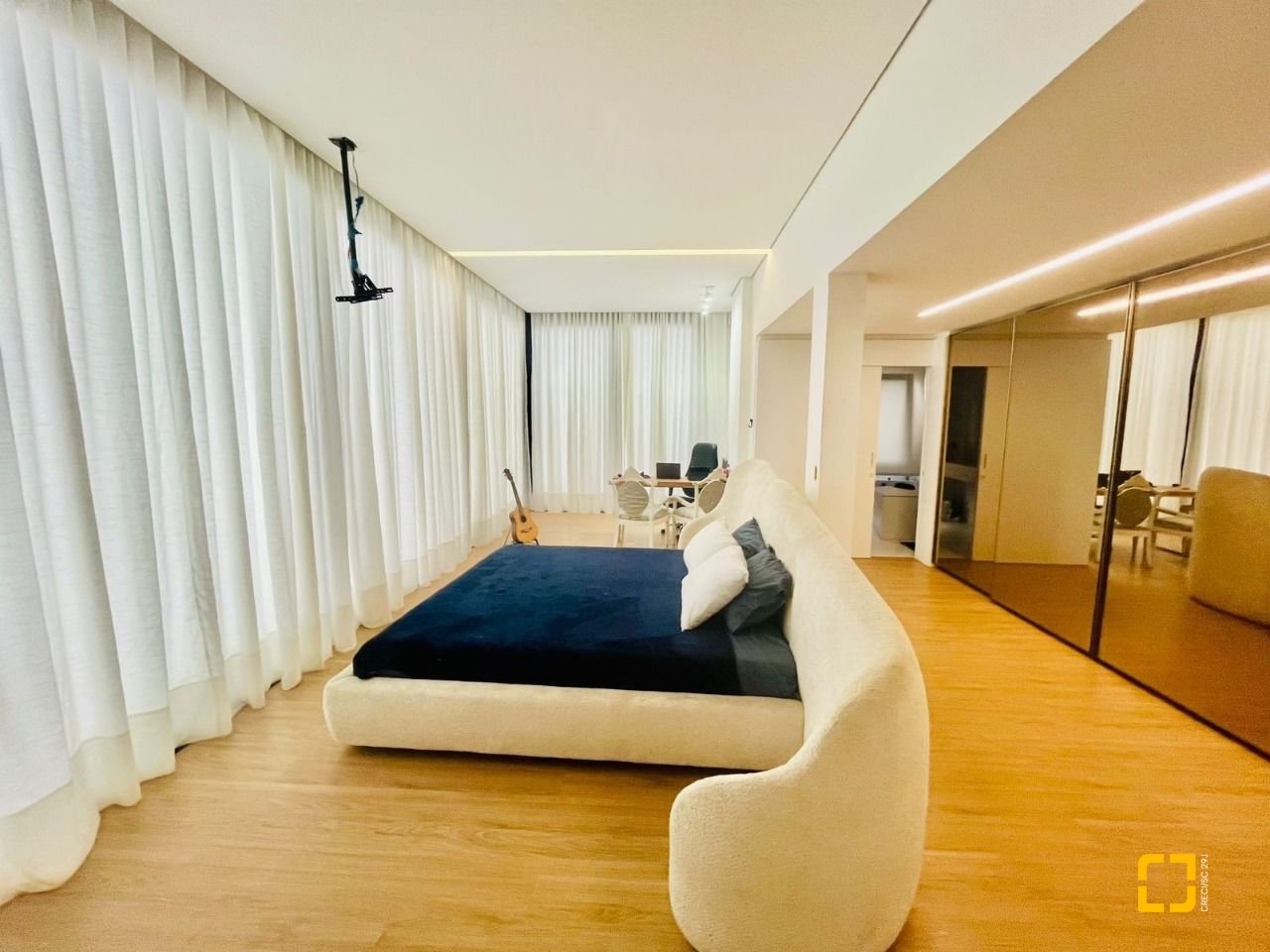 Cobertura com 294m², 6 quartos (sendo 3 suítes), 2 garagens, no bairro Campeche em Florianópolis