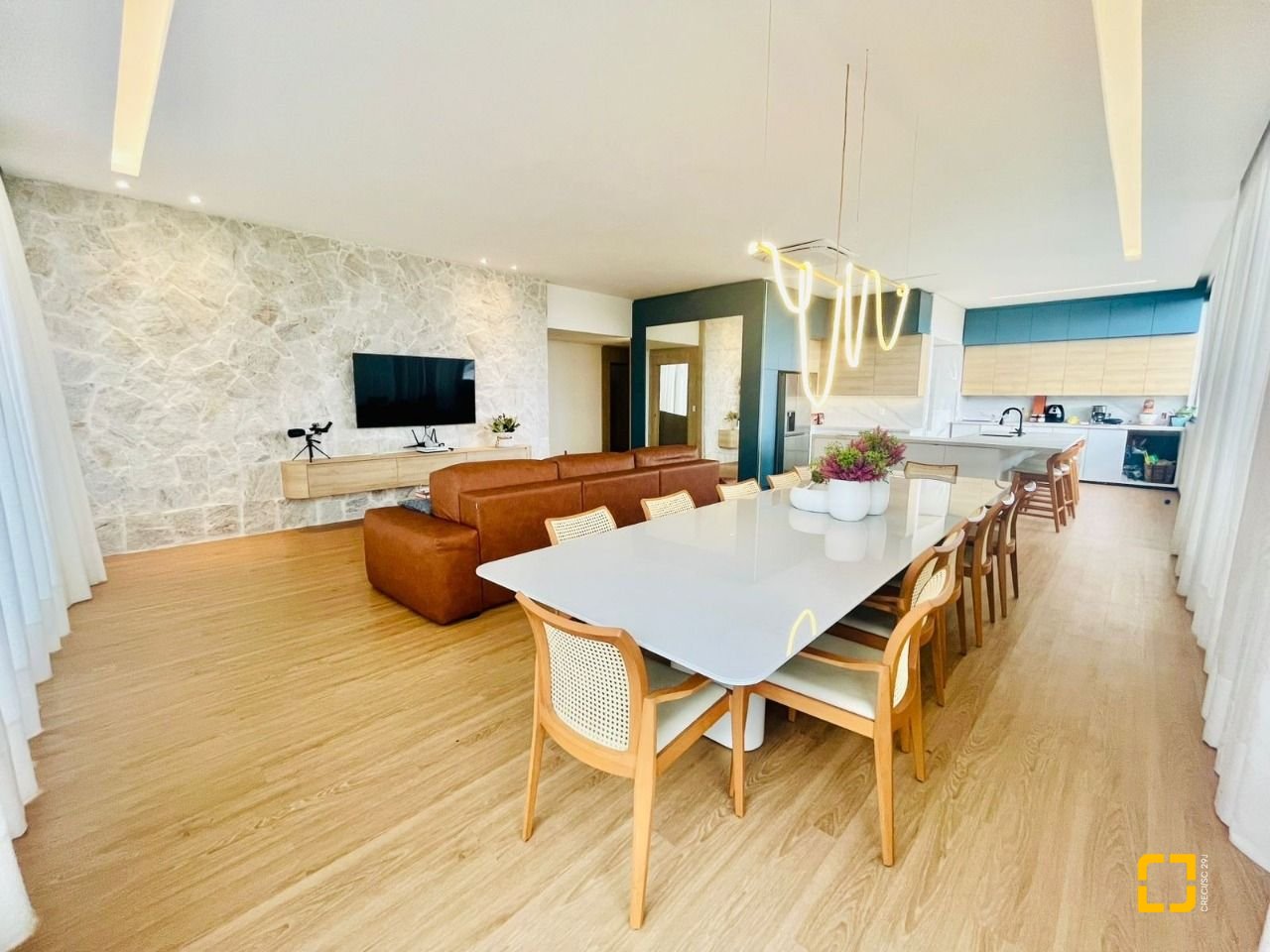 Cobertura com 294m², 3 quartos (sendo 3 suítes), 2 garagens, no bairro Campeche em Florianópolis