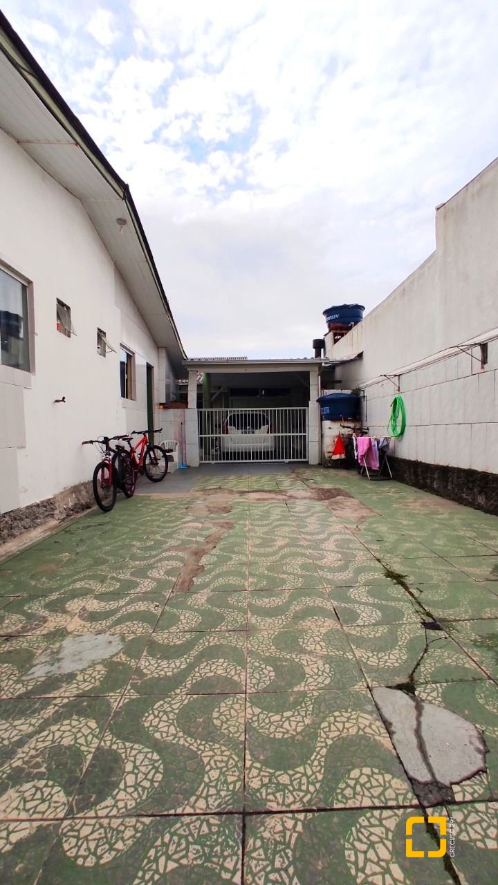 Casa com 188m², 4 quartos, 4 garagens, no bairro Forquilhas em São José