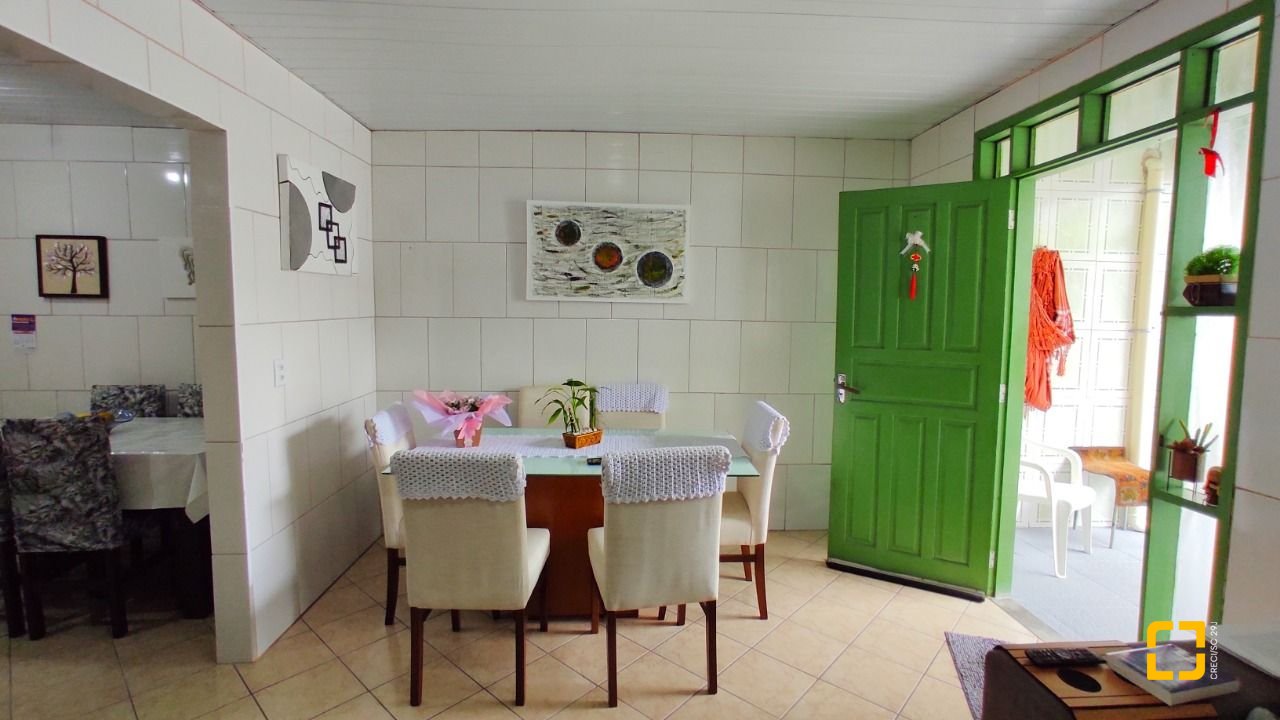 Casa com 188m², 4 quartos, 4 garagens, no bairro Forquilhas em São José