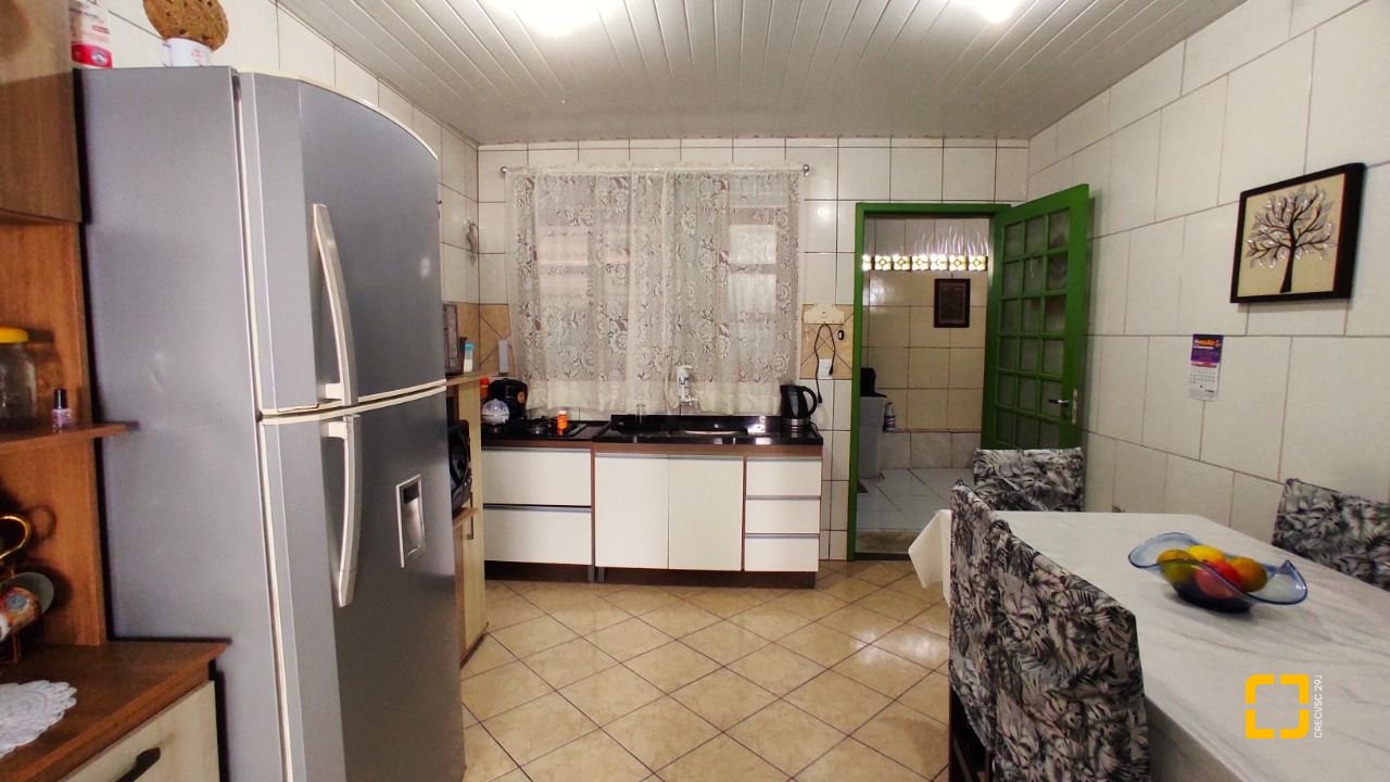 Casa com 188m², 4 quartos, 4 garagens, no bairro Forquilhas em São José