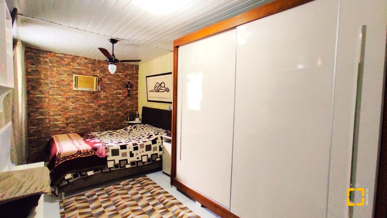 Casa com 188m², 4 quartos, 4 garagens, no bairro Forquilhas em São José