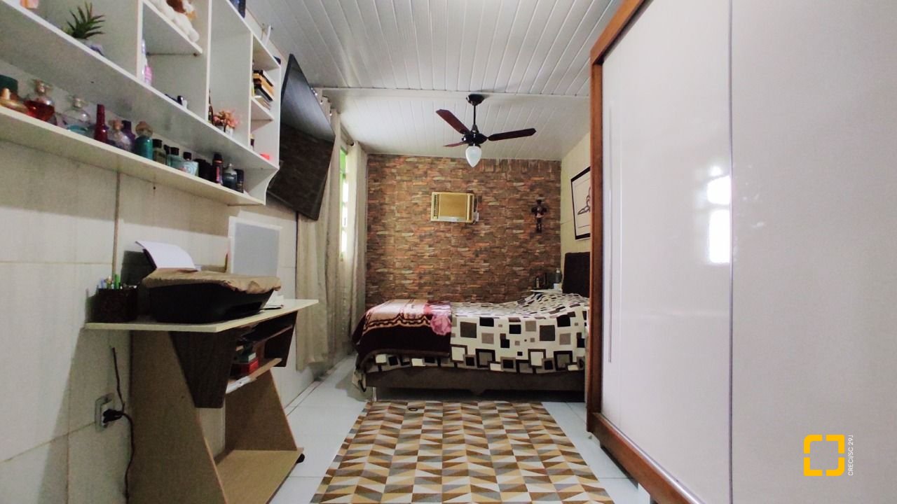 Casa com 188m², 4 quartos, 4 garagens, no bairro Forquilhas em São José