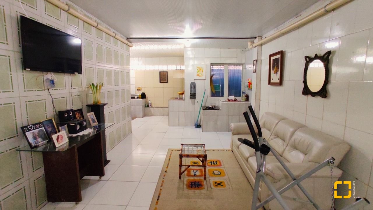Casa com 188m², 4 quartos, 4 garagens, no bairro Forquilhas em São José