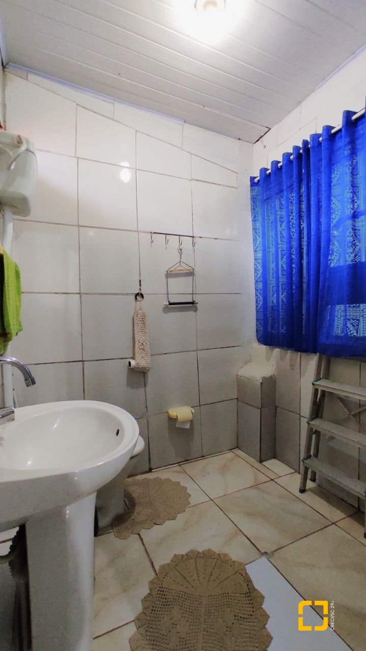 Casa com 188m², 4 quartos, 4 garagens, no bairro Forquilhas em São José