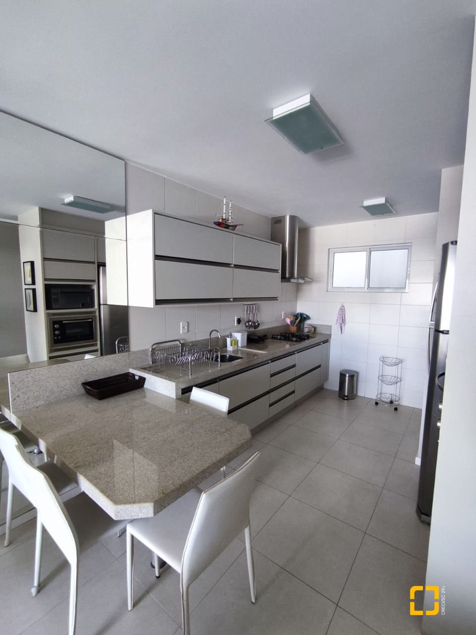 Apartamento com 95m², 4 quartos (sendo 1 suíte), 2 garagens, no bairro Ingleses em Florianópolis