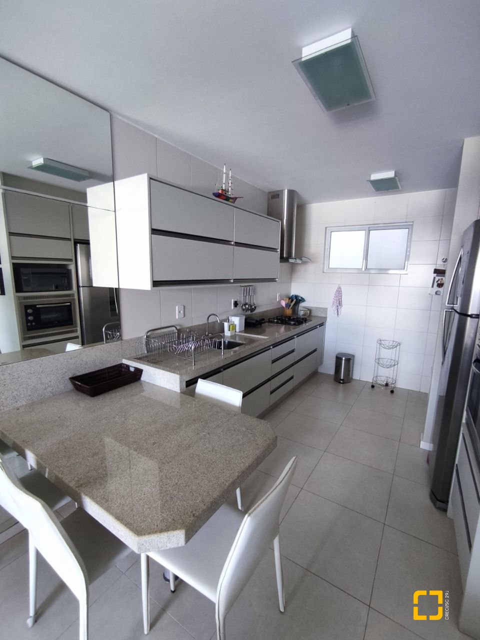 Apartamento com 95m², 4 quartos (sendo 1 suíte), 2 garagens, no bairro Ingleses em Florianópolis