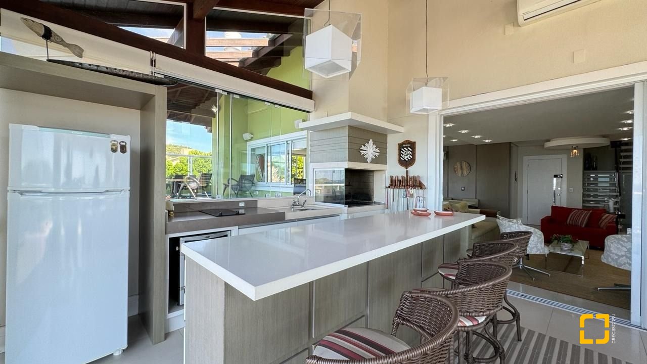 Cobertura com 406m², 4 quartos (sendo 4 suítes), 5 garagens, no bairro Santinho em Florianópolis