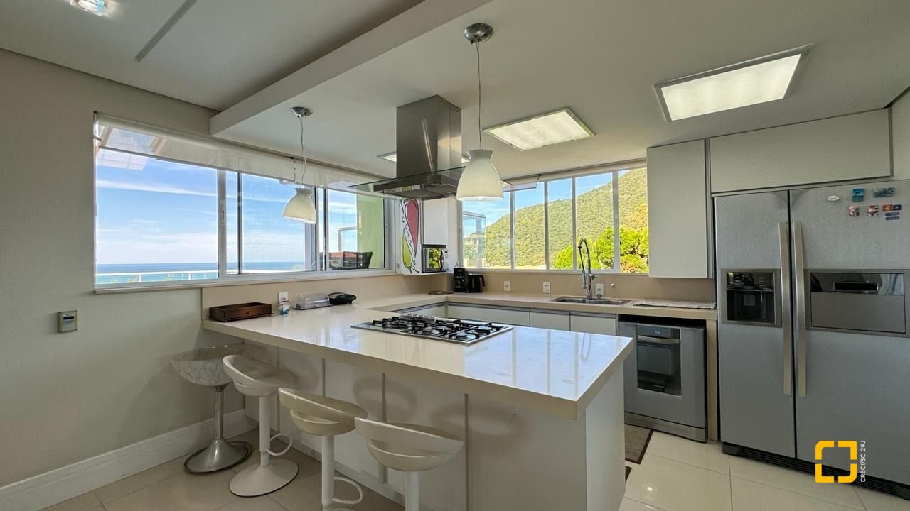 Cobertura com 406m², 4 quartos (sendo 4 suítes), 5 garagens, no bairro Santinho em Florianópolis