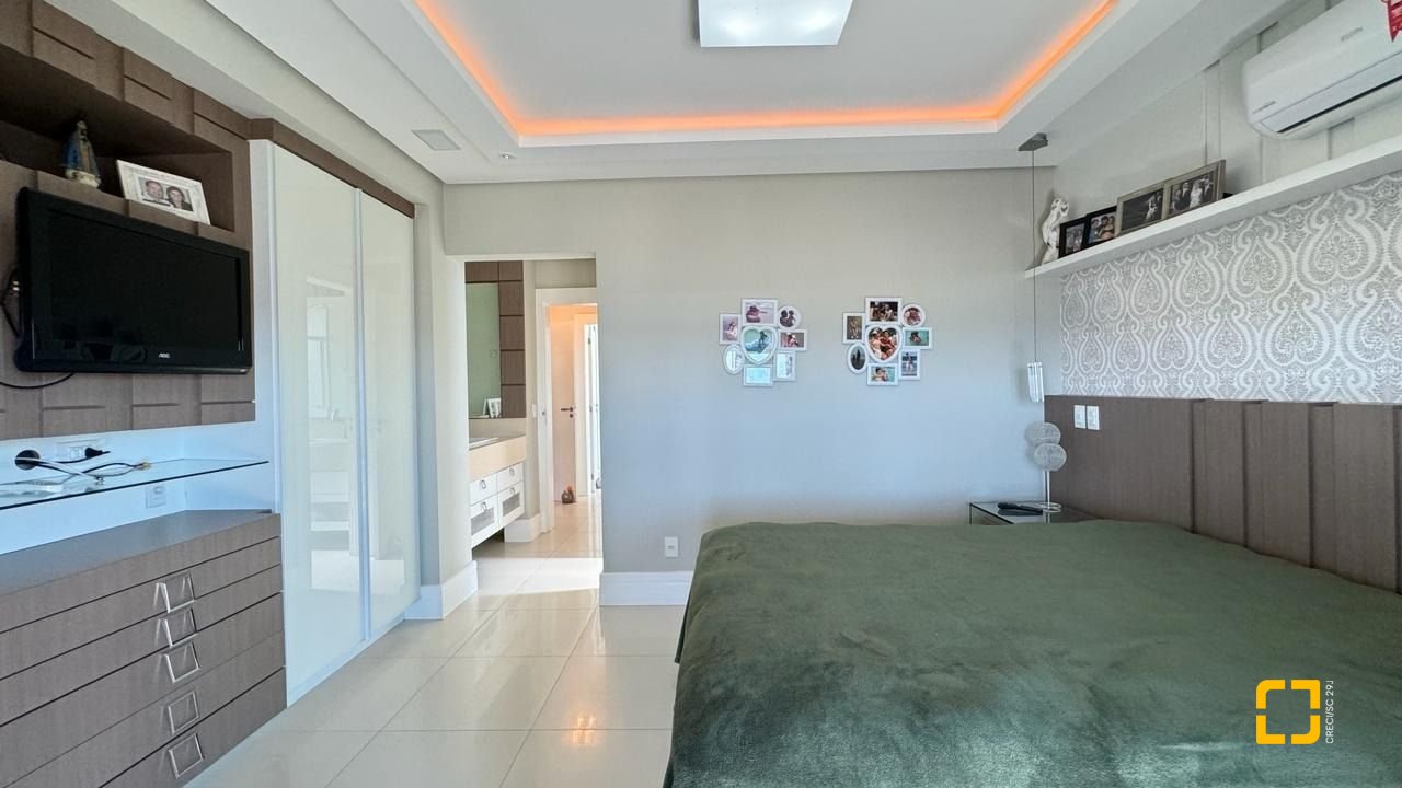 Cobertura com 406m², 4 quartos (sendo 4 suítes), 5 garagens, no bairro Santinho em Florianópolis