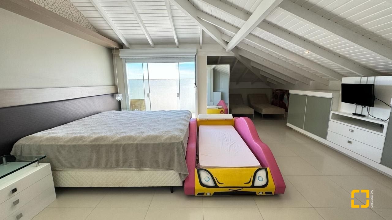 Cobertura com 406m², 4 quartos (sendo 4 suítes), 5 garagens, no bairro Santinho em Florianópolis