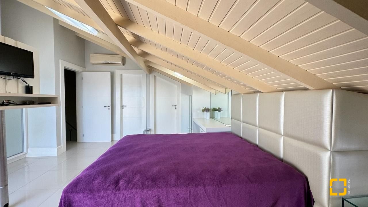 Cobertura com 406m², 4 quartos (sendo 4 suítes), 5 garagens, no bairro Santinho em Florianópolis