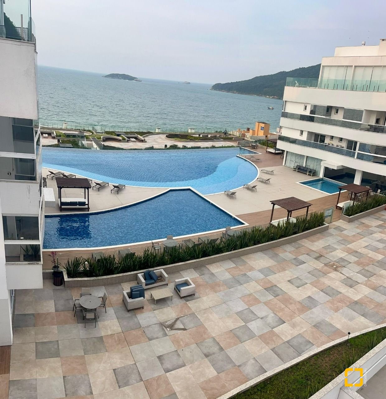 Apartamento com 180m², 3 quartos (sendo 3 suítes), 3 garagens, no bairro Ingleses em Florianópolis