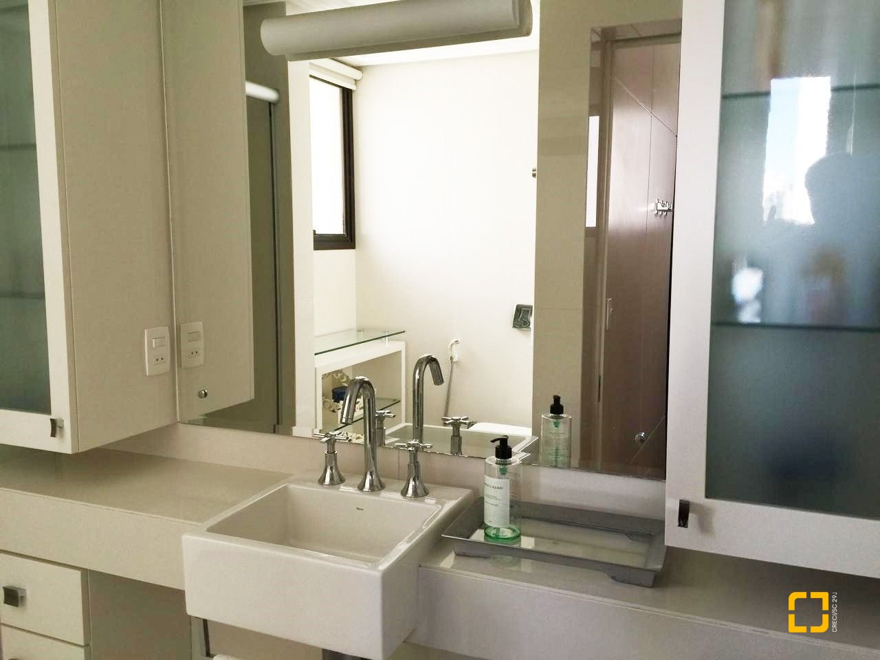 Apartamento com 290m², 8 quartos (sendo 4 suítes), 2 garagens, no bairro Centro em Florianópolis