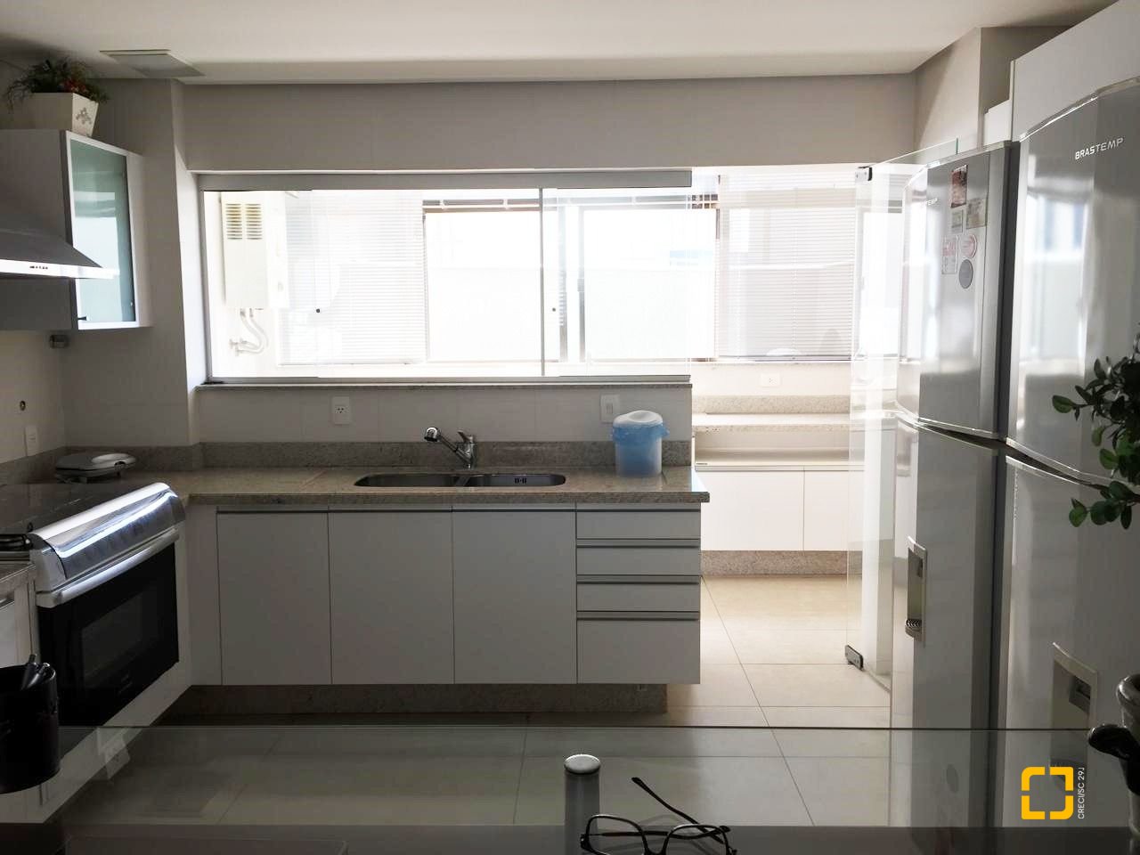Apartamento com 290m², 8 quartos (sendo 4 suítes), 2 garagens, no bairro Centro em Florianópolis
